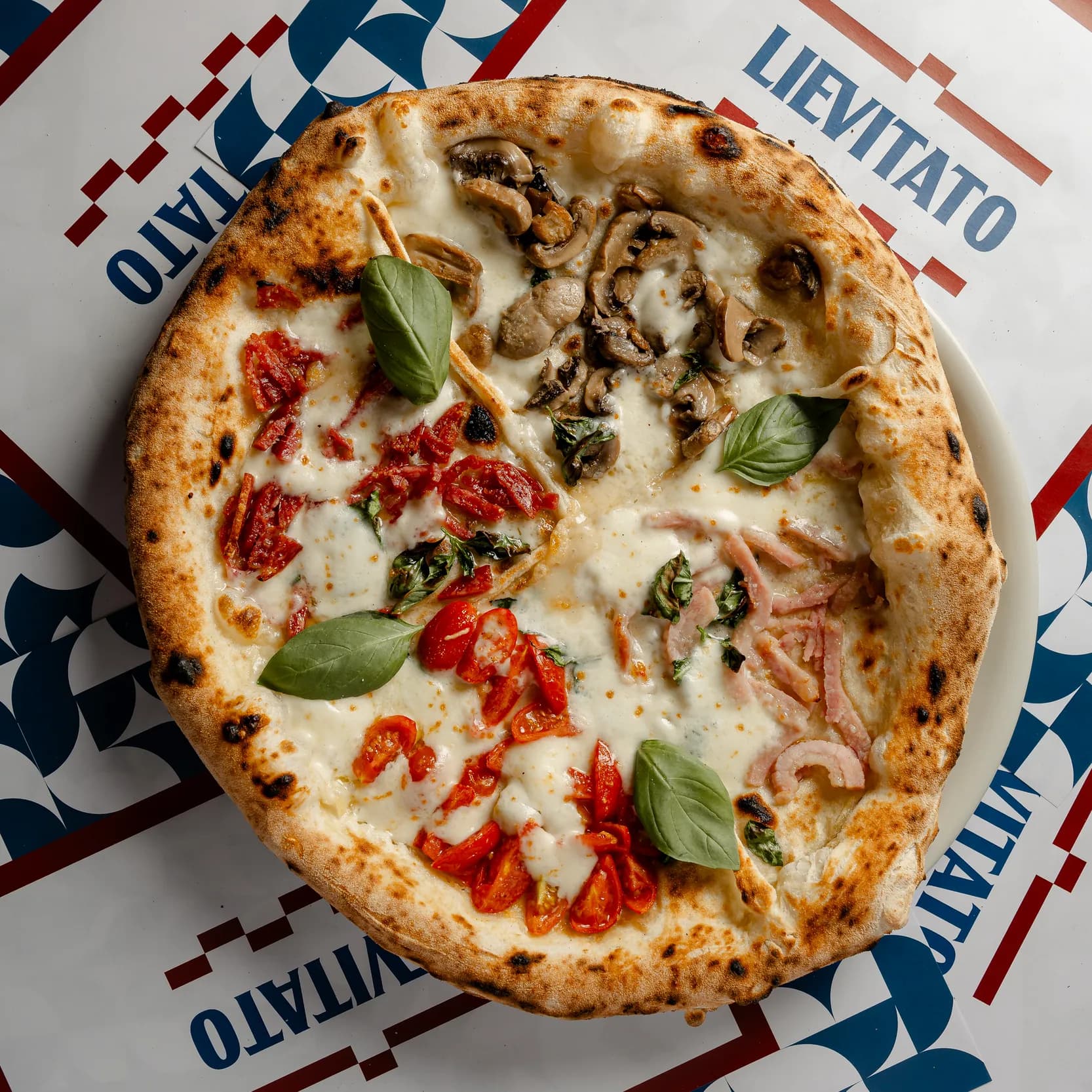 Pizza dai gusti assortiti